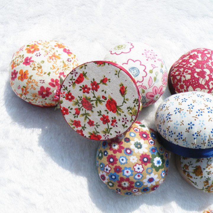 Игольница на деревянной подставке