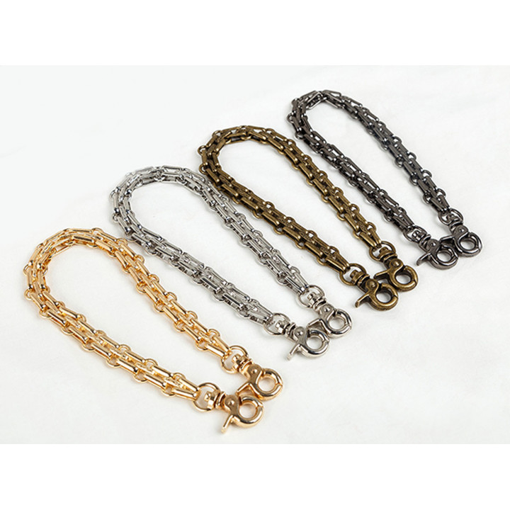 Цепь галантерейная трехрядная с карабином 30 см