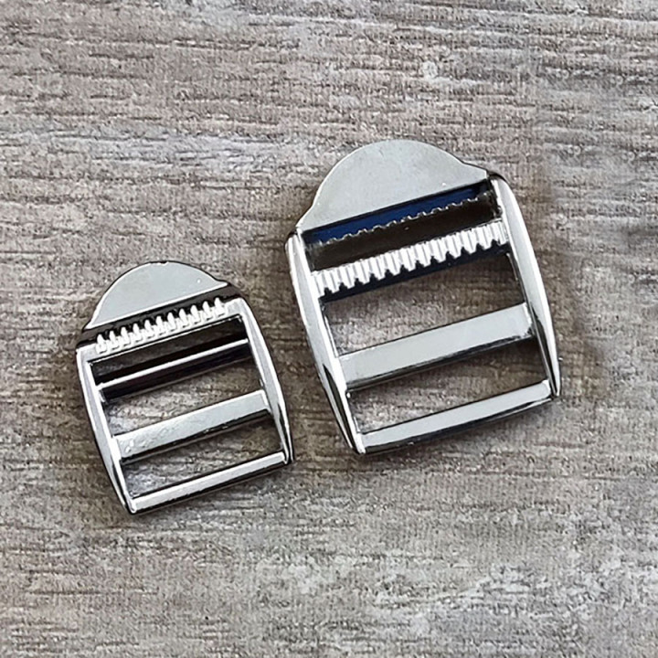 Пряжка-регулятор трехщелевая 20-25 мм арт. 2002