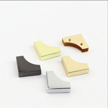 Уголок металлический для сумок