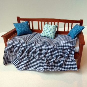 Диван для кукол с подушками Миниатюра 1:12