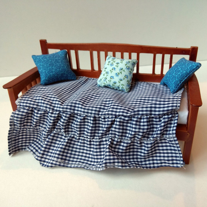 Диван для кукол с подушками Миниатюра 1:12