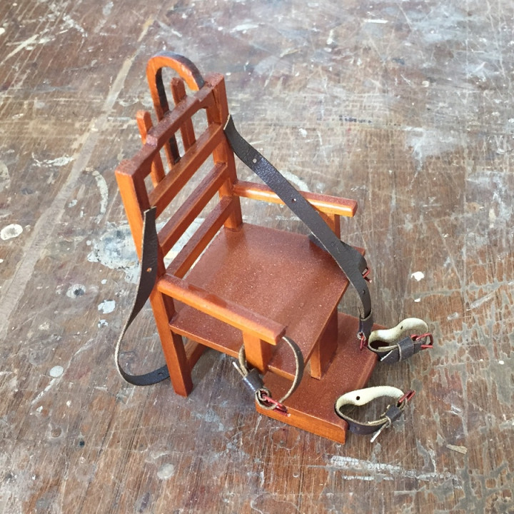 Электрический стул для кукол