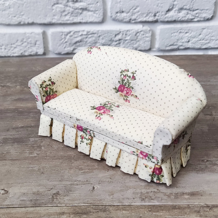 Диван для кукол с оборкой