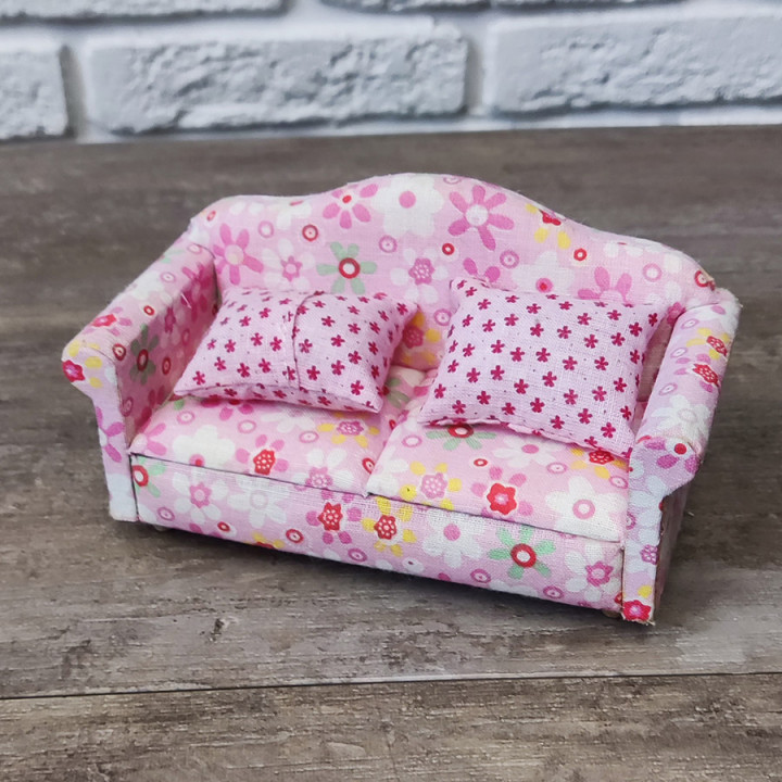 Диван для кукол в цветочек с подушками Миниатюра 1:12