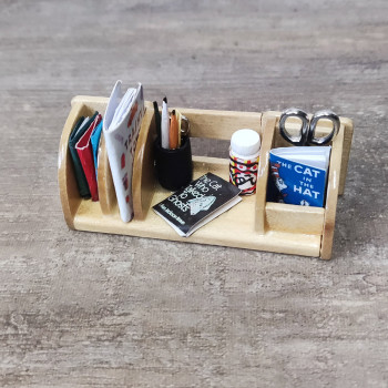 Полка для кукол с канцелярскими принадлежностями