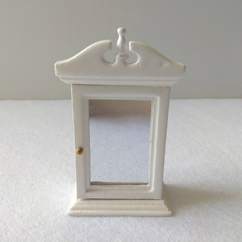 Полка с зеркалом для кукольной ванной