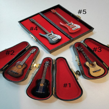 Гитара для куклы