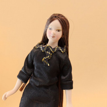 Кукла Девушка с длинными волосами в черном платье Миниатюра 1:12