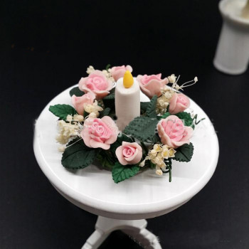 Цветы в венке со свечой для кукольного дома 1:12