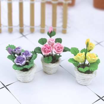 Цветы в белом горшке для кукольного дома