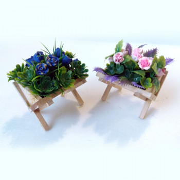 Цветы в деревянной подставке для кукольного дома