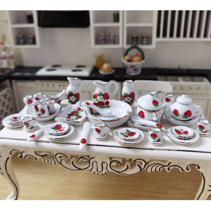 Фарфоровый сервиз для кукол Большой с клубникой