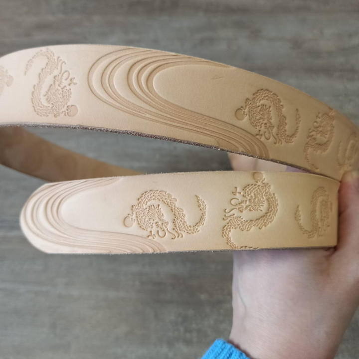 Заготовка для ремня раст. дубл. 38 мм толщ. 4,0 мм с тиснением драконы Италия 