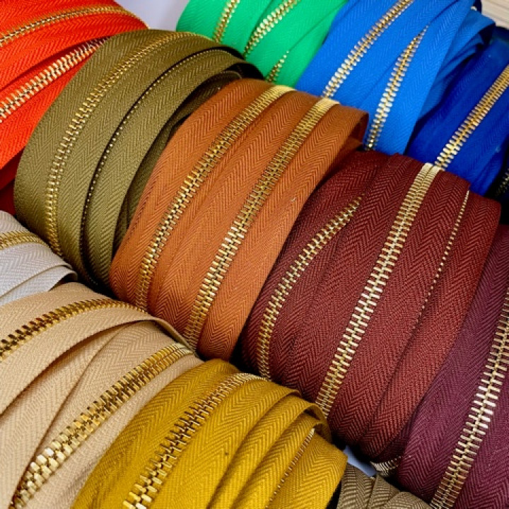 Молния металлическая №5 рулонная зубья под золото YKK Япония Цена за 10 см