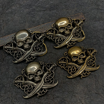 Пряжка для ремня декоративная, с шипом 40 мм Череп и сабли